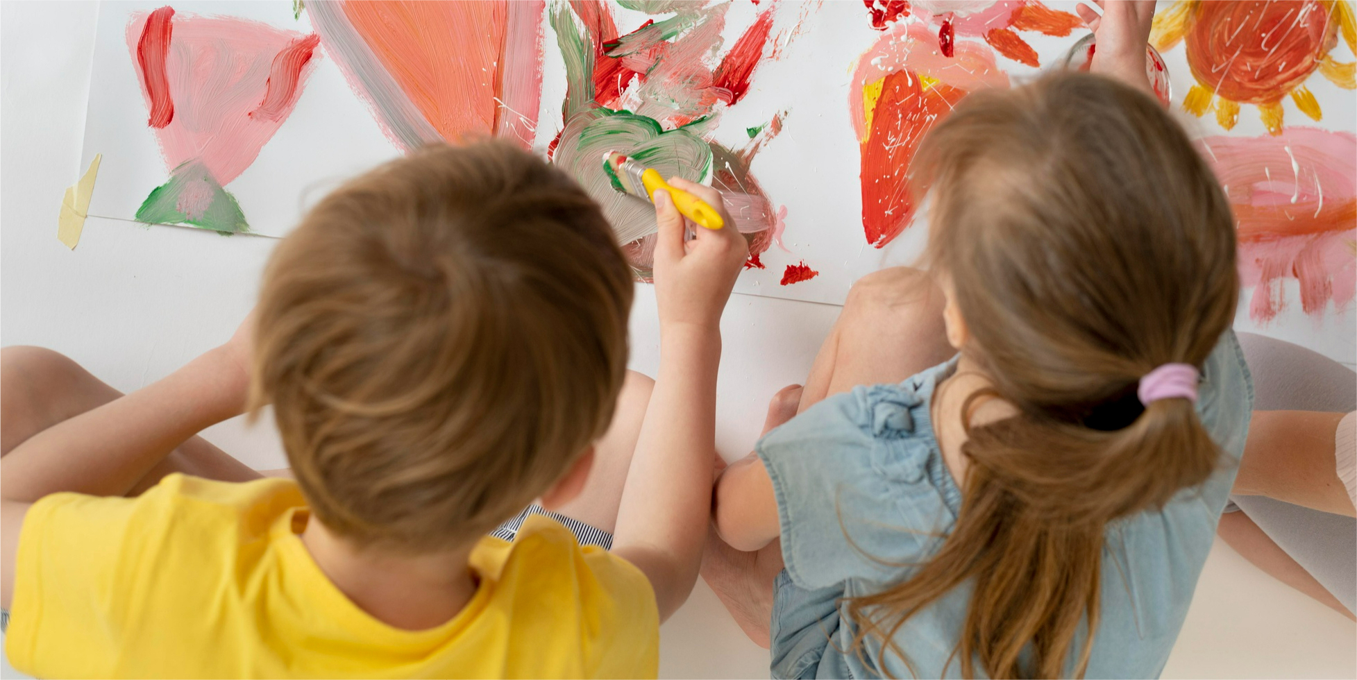 Talleres de manualidades<br>canto y música